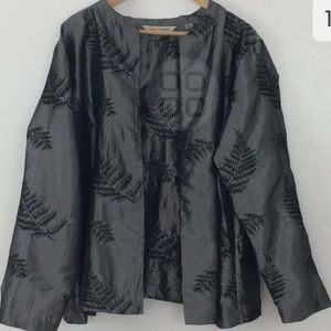 Soft by Avenue Women's Jacket  Size 26/28 Gray Silver Black Leaf Print